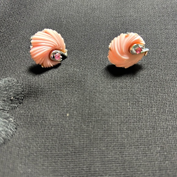 VTG Signed Beautiful Pink Plastic and Silver Metal screw back earrings. Lisner. - Picture 6 of 7
